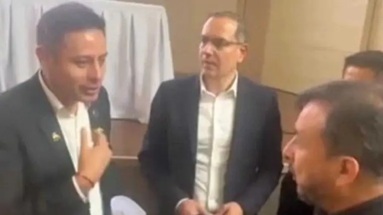 Momento en que el vicepresidente Edmand Lara increpa al ministro Mauricio Medinaceli./ ERBOL