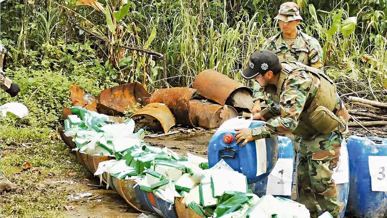 Efectivos antidrogas preparan la incineraci&oacute;n./ MARIELA COSS&Iacute;O