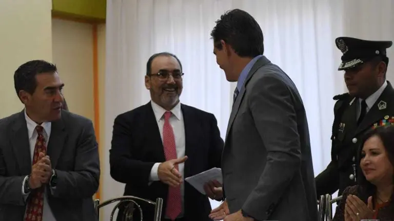 El presidente ejecutivo de CAF &ndash; Banco de Desarrollo de Am&eacute;rica Latina y el Caribe, Sergio D&iacute;az-Granados y el primer Mandatario, Rodrigo Paz. APG