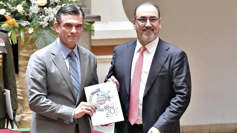 Los presidentes de Bolivia y de la CAF, Rodrigo Paz y Sergio D&iacute;az-Granados./ APG