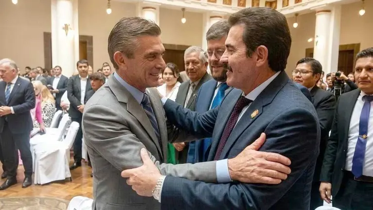 El alcalde de Cochabamba, Manfred Reyes Villa; el líder de Unidad Nacional, Samuel Doria Medina; y el presidente Rodrigo Paz./ CORTESÍA