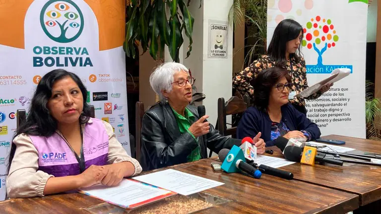 Representantes de la Oficina Jur&iacute;dica para la Mujer y de la Fundaci&oacute;n Kallpa en conferencia de prensa. FUNDACI&Oacute;N KALLPA