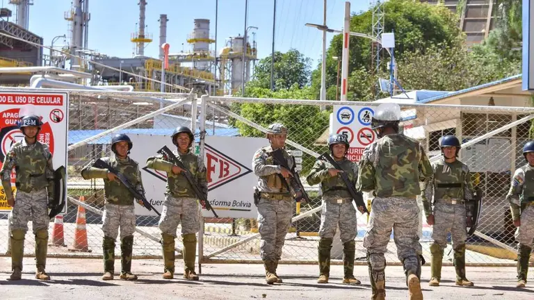 Resguardo militar en puertas de una planta de YPFB en Cochabamba. DICO SOL&Iacute;S