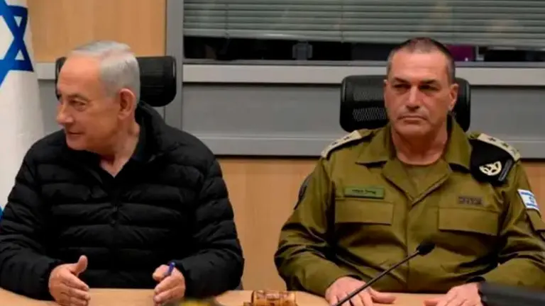 El jefe del Estado Mayor de las IDF, Eyal Zamir (der), confirm&oacute; el inicio de lo que llam&oacute; una campa&ntilde;a ofensiva en L&iacute;bano. EPA