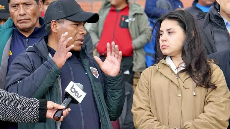 La portavoz de Gobierno, Carla Faval, asistió al entierro de los miembros de la familia Murga - Lazo en la población de Tacacoma./ APG