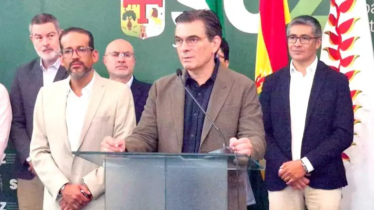 El presidente Rodrigo Paz junto a ministros y al gobernador Luis Fernando Camacho./ MINISTERIO DE ECONOMIA
