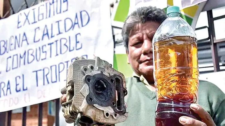 Un conductor muestra gasolina de &ldquo;mala calidad&rdquo;./ DICO SOL&Iacute;S