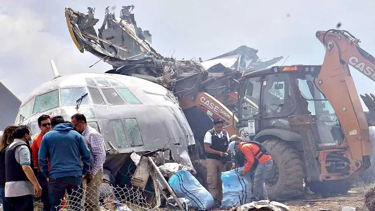 El avi&oacute;n de carga siniestrado en El Alto llevaba m&aacute;s de 17 millones de billetes./ APG