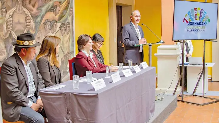 El viceministro de Culturas y Folklore, Andr&eacute;s Zaratti, en el lanzamiento de las Jornadas Culturales Plurinacionales./ CORTES&Iacute;A