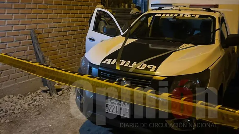 Personal policial en la escena del hecho. CORTES&Iacute;A