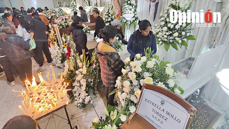 Velorio de la madre y sus cinco hijos en Sacaba, Cochabamba./ DICO SOLÍS