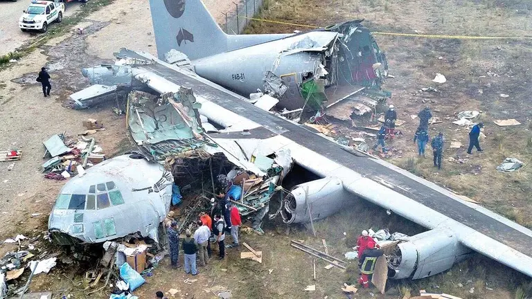 Los restos del avión Hércules que sufrió un siniestro en la ciudad de El Alto. / APG