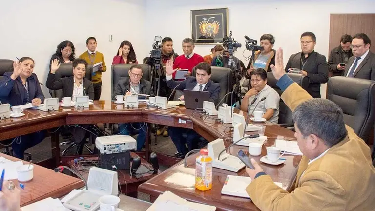 La Comisión de Constitución, Legislación y Sistema Electoral de la Cámara de Diputados determinó rechazar por unanimidad el Proyecto de Ley que planteaba la eliminación del sueldo vitalicio./ URGENTE.BO
