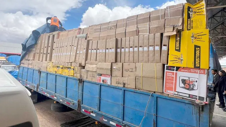 El camión con mercadería de contrabando./ ADUANA NACIONAL