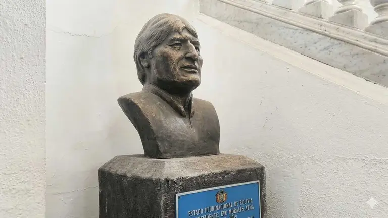 Busto de Evo Morales en la Asamblea Legislativa. RRSS