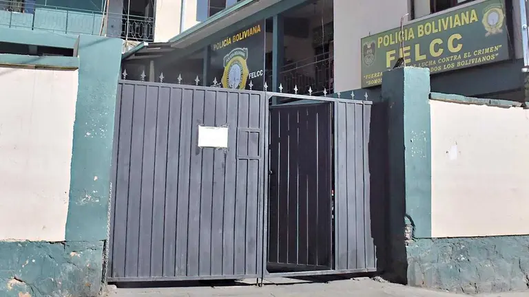 Frontis de la FELCC de Quillacollo, donde estuvo  aprehendido el profesor denunciado./ NOÉ PORTUGAL