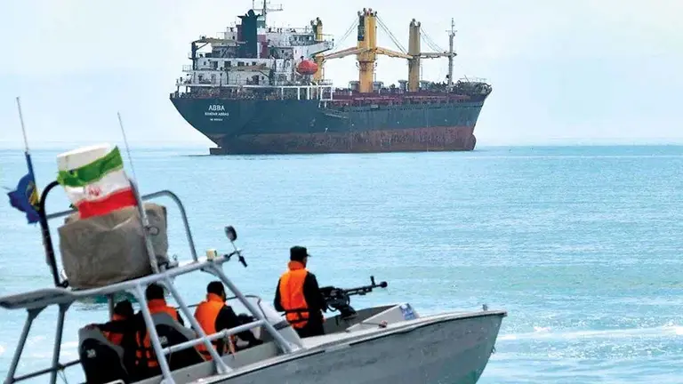 Un buque transitando por el estrecho de Ormuz./ YAHOO NOTICIAS