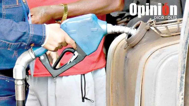 Foto referencial de un surtidor de combustibles./ DICO SOL&Iacute;S