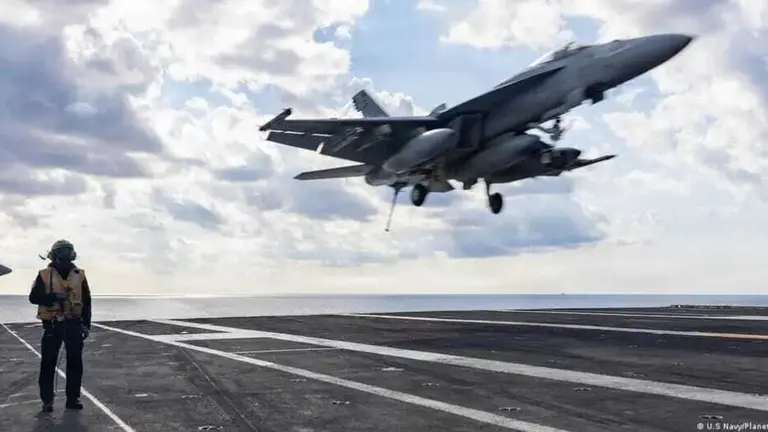 Avi&oacute;n de la Armada de EEUU. DW