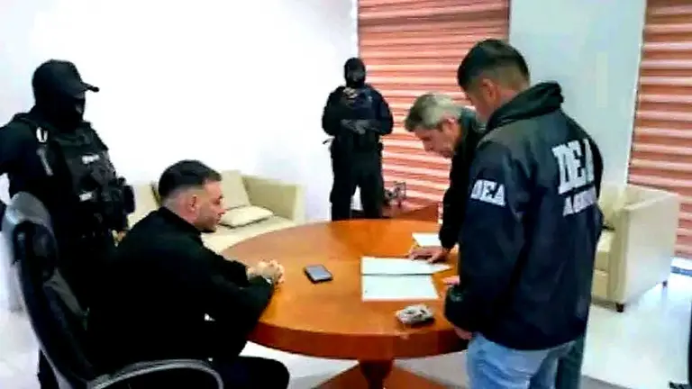 Tras ser capturado en Santa Cruz, agentes de la DEA toman la declaraci&oacute;n al narcotraficante uruguayo Sebasti&aacute;n Marset./ CORTES&Iacute;A