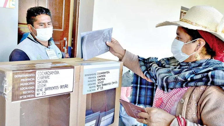 Imagen referencial de una ciudadana emitiendo su voto en elecciones anteriores, en Cochabamba./ DICO SOLÍS