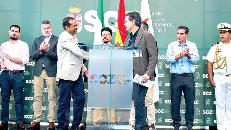 El presidente Rodrigo Paz y el gobernador Luis Fernando Camacho./ GOBERNACI&Oacute;N DE SANTA CRUZ