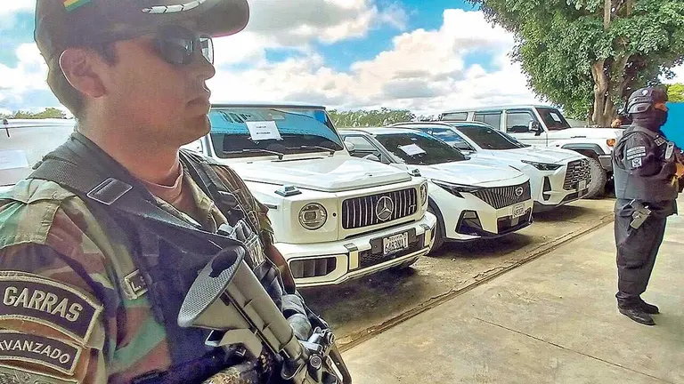 Polic&iacute;as resguardan los veh&iacute;culos secuestrados en el caso Marset./ APG