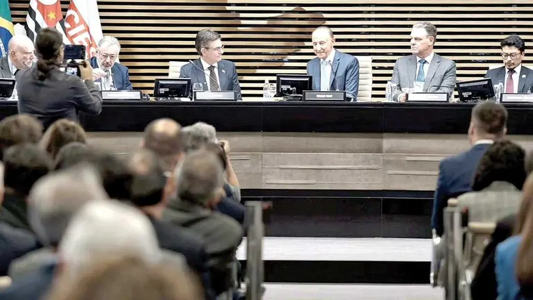 El presidente Rodrigo Paz en la reuni&oacute;n con los industriales de Brasil./ FACEBOOK PAZ