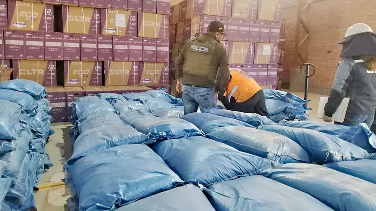 Secuestran qu&iacute;micos en galp&oacute;n de la Aduana de Tambo Quemado, Oruro./ FISCAL&Iacute;A