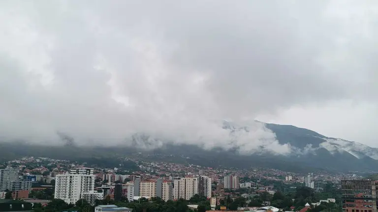 Nubes cubren el Tunari en la jornada electoral en Cochabamba. VIOLETA SORIA