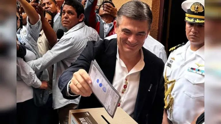 El presidente Rodrigo Paz emite su voto en las elecciones subnacionales. RODRIGO PAZ PEREIRA