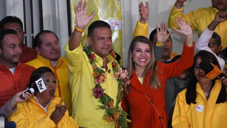 Luis Revilla celebra junto con sus seguidores los resultados logrados en las elecciones subnacionales. APG