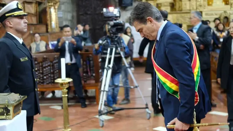 El presidente Rodrigo Paz participa en los actos por el D&iacute;a del Mar. ABI