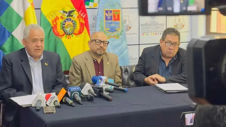 Parlamentarios y el representante del sector exportador de Cochabamba. DLL