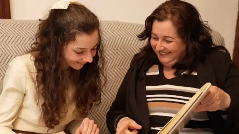 Noelia Castillo junto a su mam&aacute;, repasando juntas momentos felices de la infancia de la joven. RRSS
