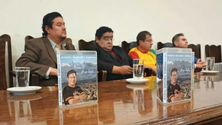Andr&eacute;s Gonz&aacute;les, con polera tricolor, junto a autoridades universitarias durante la presentaci&oacute;n de su disco en la UMSS. UNIDAD DE COMUNICACI&Oacute;N FCJYP