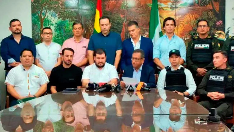 Autoridades y c&iacute;vicos se reunieron hasta la noche del s&aacute;bado. ERBOL