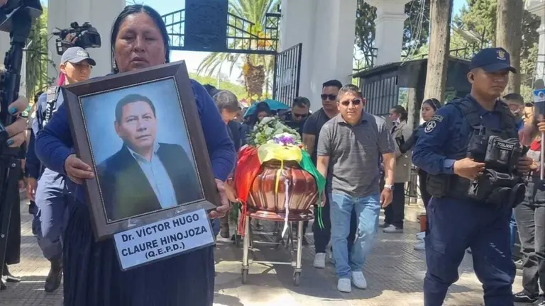 Despiden al magistrado V&iacute;ctor Hugo Claure en el Cementerio General de Cochabamba. BTV