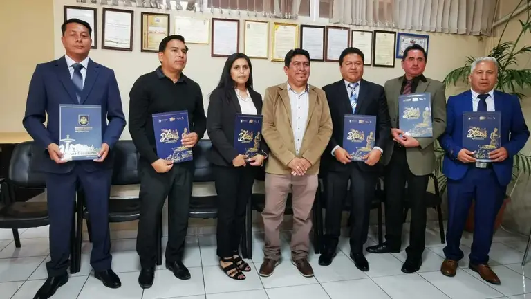 El alcalde de Sacaba, Riony Villarroel, con los secretarios municipales. MARIELA COSS&Iacute;O