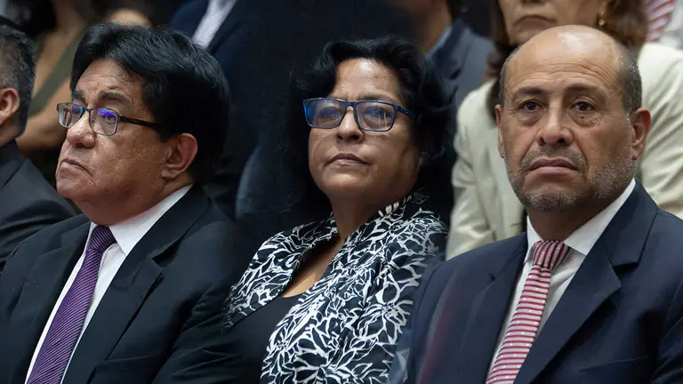 El nuevo gerente de EMSA, Ren&eacute; Quiroga; la exconcejala y ahora subalcaldesa de Valle Hermoso, Marcela Vidaurre; y el subalcalde de Itocta, Antonio Ferrufino. ALEJANDRO ORELLANA