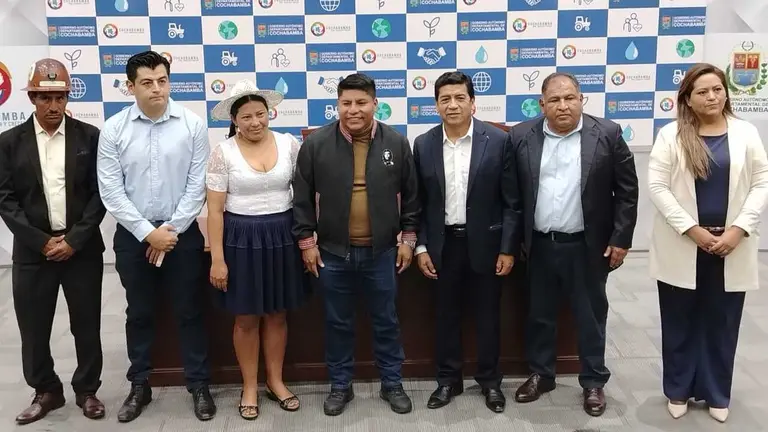 Efra&iacute;n Su&aacute;rez, Horacio Villegas, Deysi Caero, el gobernador Leonardo Loza, Jos&eacute; Antonio Gonzales, Oscar C&eacute;spedes y Lucelia G&oacute;mez, este 7 de mayo. MELISSA REVOLLO