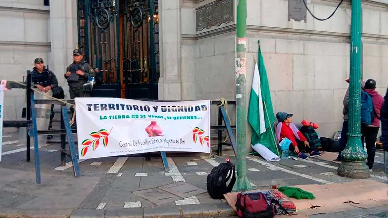 Los marchistas se instalaron en frente de la Vicepresidencia. ERBOL