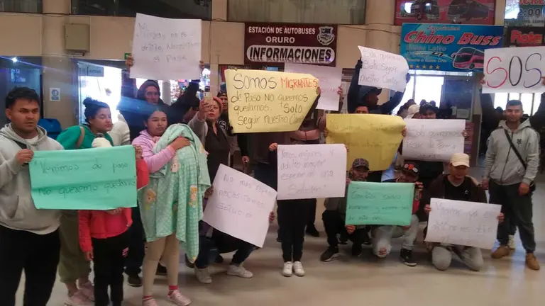 Bloqueos dejan a 150 venezolanos atrapados en la terminal de Oruro./ URGENTE.BO