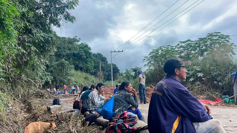 Un punto de bloqueo en Caranavi./ Foto: Cortes&iacute;a Tele Norte Caranavi