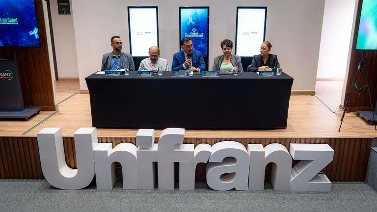 Representantes de UNIFRANZ e invitados.