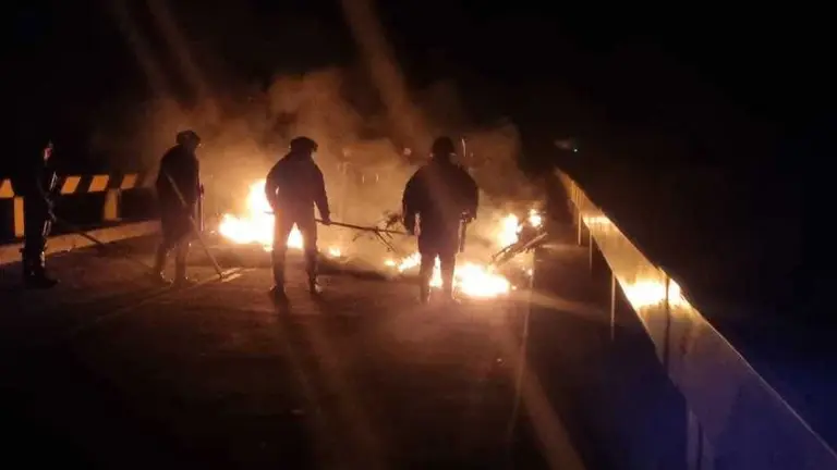 Polic&iacute;a despej&oacute; la v&iacute;a que conecta La Paz - Coroico. POLIC&Iacute;A