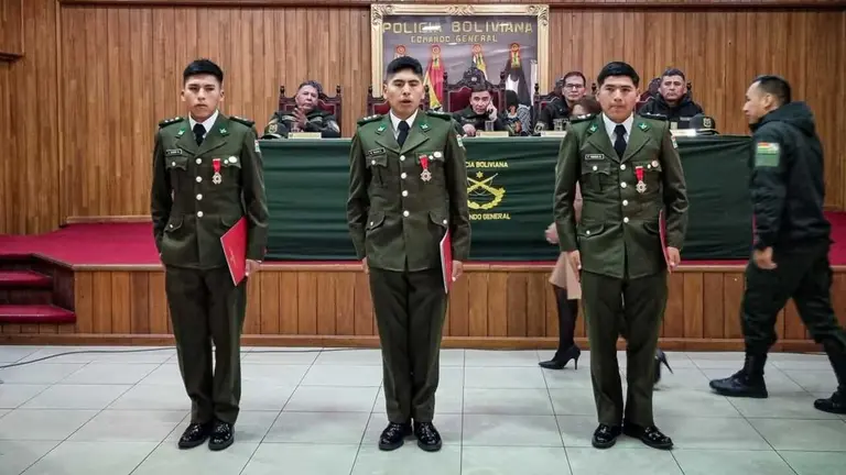 Polic&iacute;as son condecorados por su valent&iacute;a. POLIC&Iacute;A BOLIVIANA