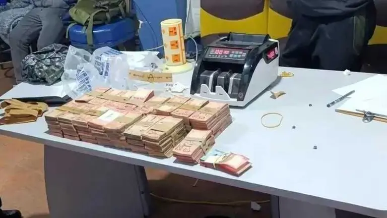 Los billetes encontrados en una maleta, cuyo destino se investiga. FM BOLIVIA