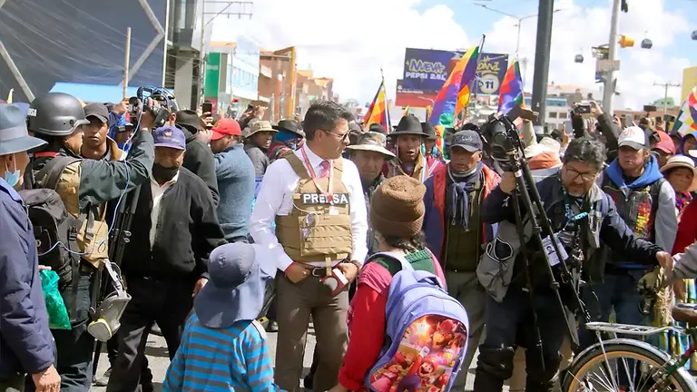 Un periodista de una cadena de televisi&oacute;n y un corresponsal internacional son echados a golpes por manifestantes en la zona de R&iacute;o Seco de la ciudad
de El Alto./ ACPI