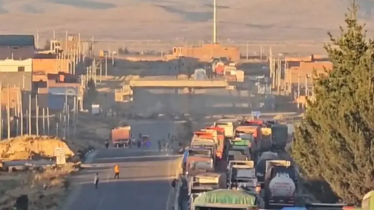 Veh&iacute;culos pesados en la carretera. CAPTURA DE VIDEO MINISTERIO DE DEFENSA